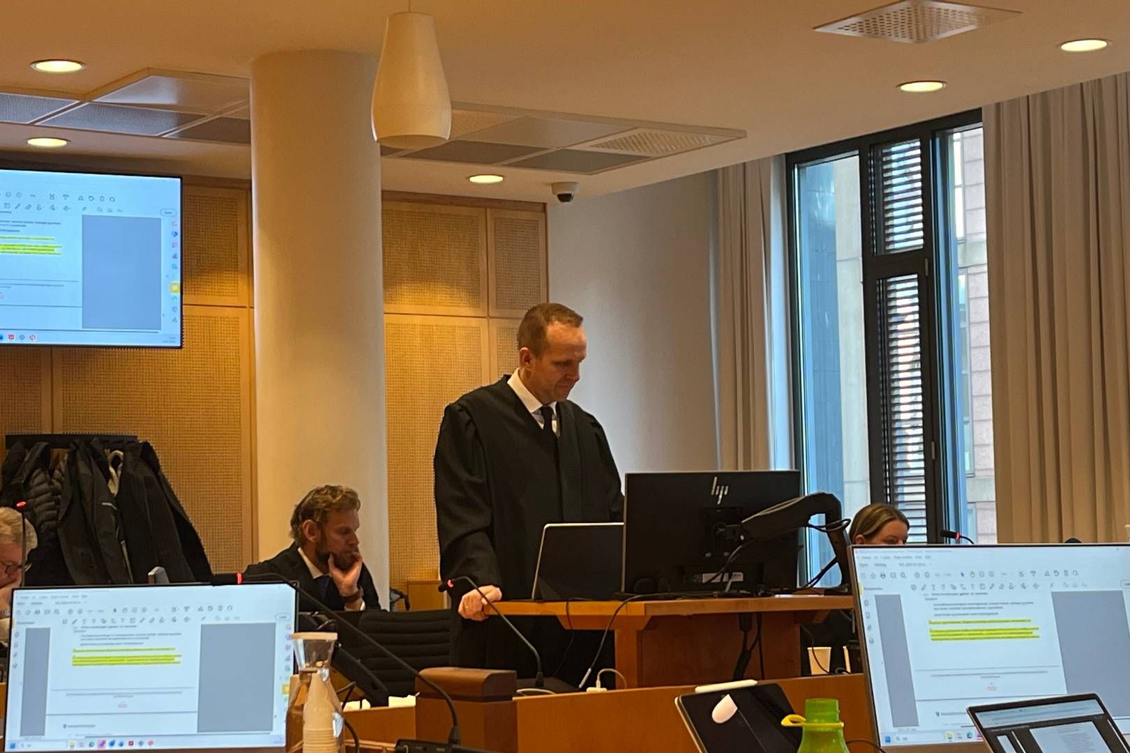 SLUTTPROSEDYRE: Selmer-partner Henning Rosenlund Wahlen under sin sluttprosedyre i Oslo tingrett. Bak ham sitter kollega Fredrik Lilleaas Ellingsen, også prosessfullmektig for fem av pilotene i rettssaken. | Foto: Alexandra Lunstøeng / AdvokatWatch