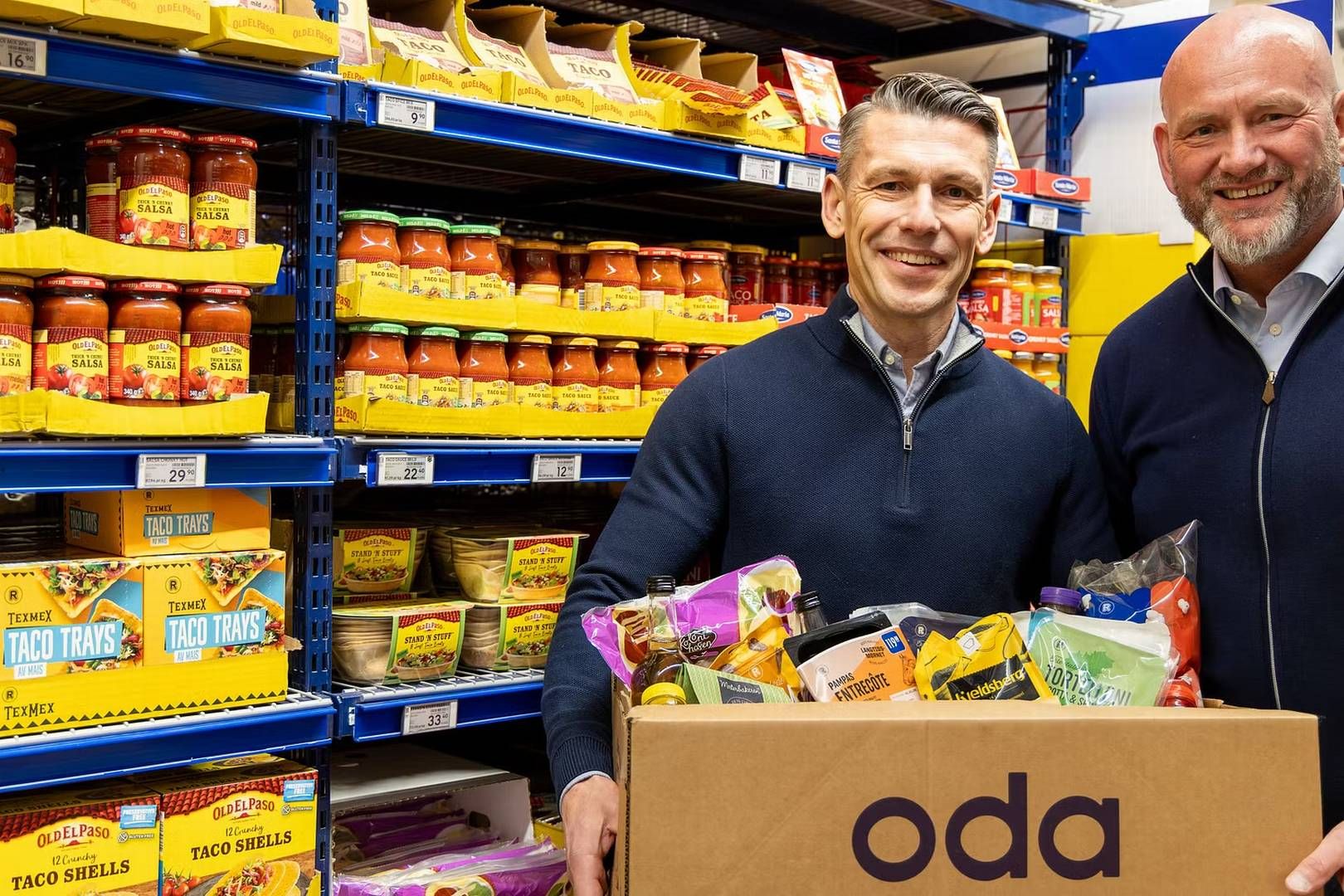 Oda Norge og REMA 1000 har signert en ny samarbeidsavtale rundt innkjøp og distribusjon av varer. På bildet: Administrerende direktør i Oda Group André Knüppel og Kjell Stokbakken, Direktør for Varer & Forsyning i REMA 1000 Norge | Foto: Oda / Rema 1000