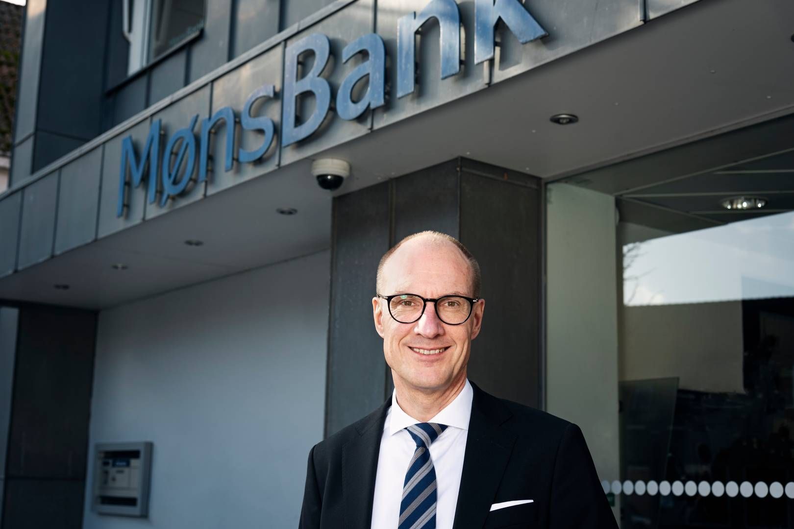 "Vi får flest kunder fra de store banker," siger Per Sjørup, der har været adm. direktør i Møns Bank siden 2022. | Foto: Møns Bank / Pr
