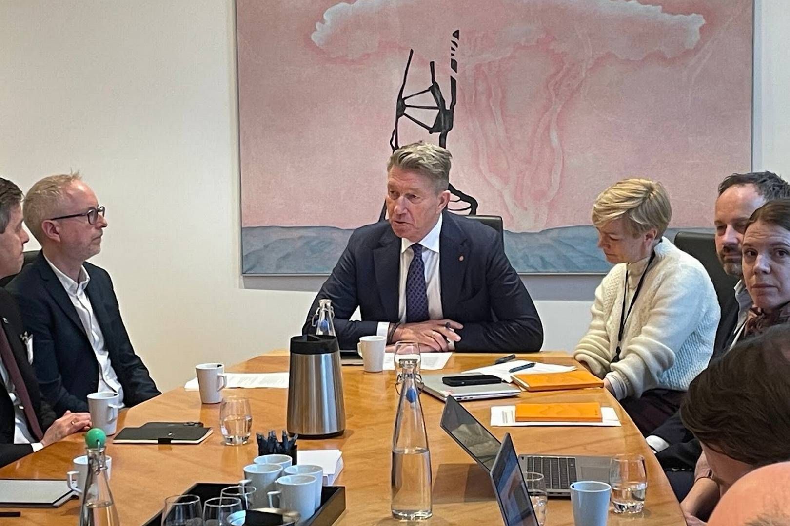 Torsdag inviterte energiminister Terje Aasland representanter fra energibransjen for å finne ut om det er mer energiutstyr som kan sendes til Ukraina for å avhjelpe den alvorlige situasjonen der etter Russlands målrettede angrep mot energiinstallasjoner. | Foto: Anders Lie Brenna