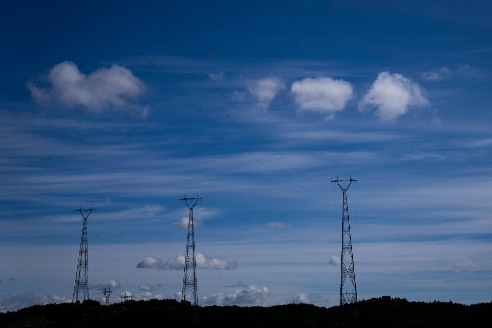 Høyspentlinjer på Karmøy. Det foreligger trusler mot energianlegg i hele Norden, får svenske TV4 Nyheterna opplyst. Men svenske myndigheter toner ned opplysningene. | Foto: Fredrik Varfjell / NTB