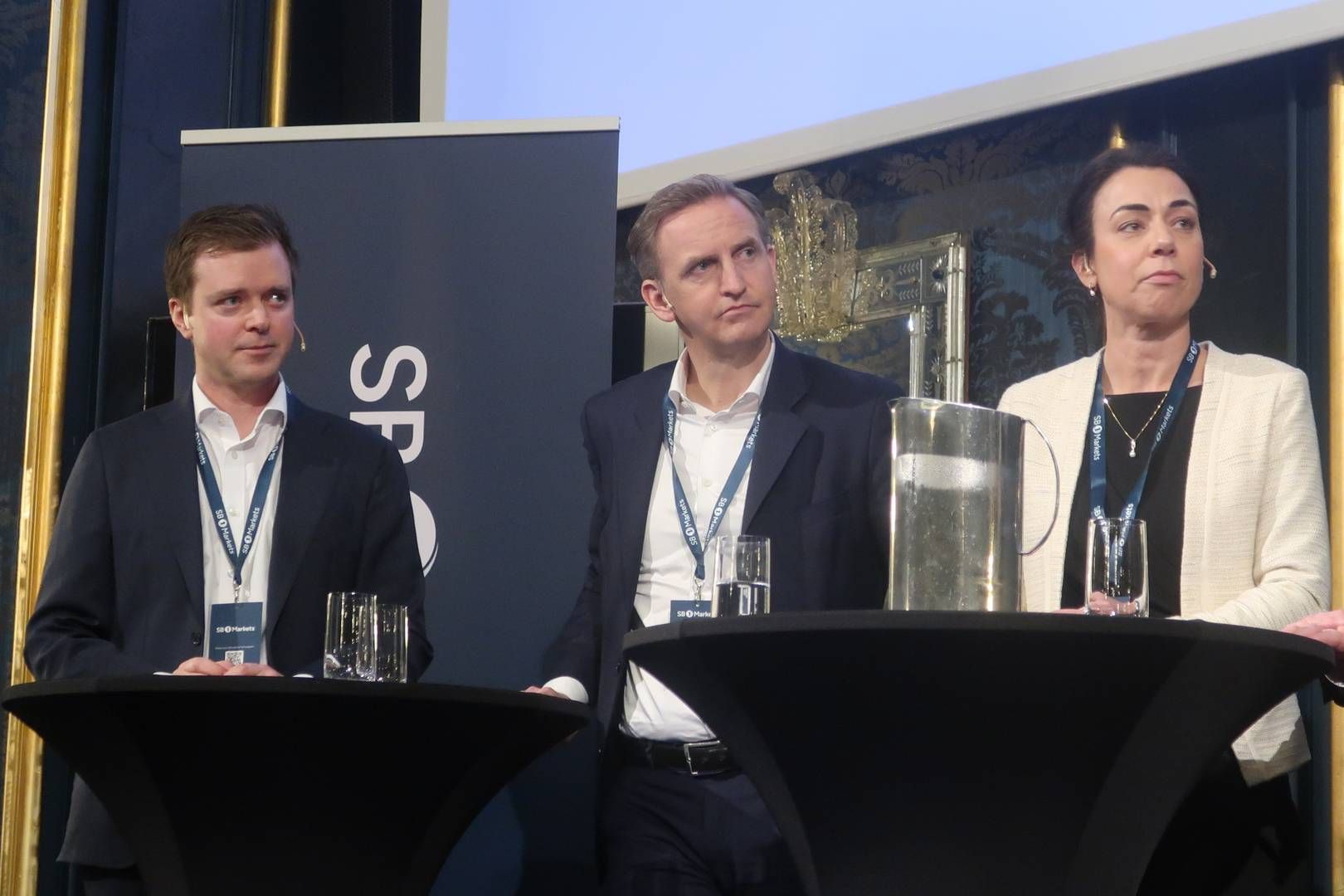Finansdirektør Øystein Fossen Thorud i Eviny, konserndirektør Henning Olsen i Eidsiva, og konserndirektør Rosalie Poen i Lyse, under paneldebatten på SB1 Markets Energy Conference.
