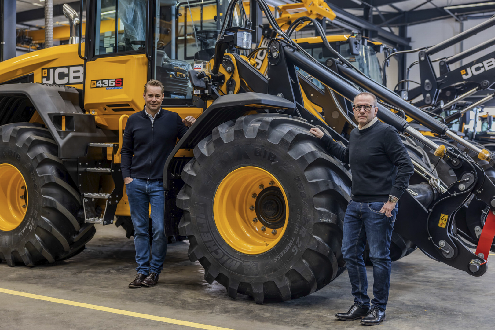 Brøns Group har base i Brøns, Sønderjylland, og har gennem 50 år importeret JCB's landbrugsmaskiner til Danmark. Fra venstre ses Dan Hamann, direktør i Brøns Group og Morten Kyed, driftsdirektør i Brøns Group. | Foto: Brøns Group