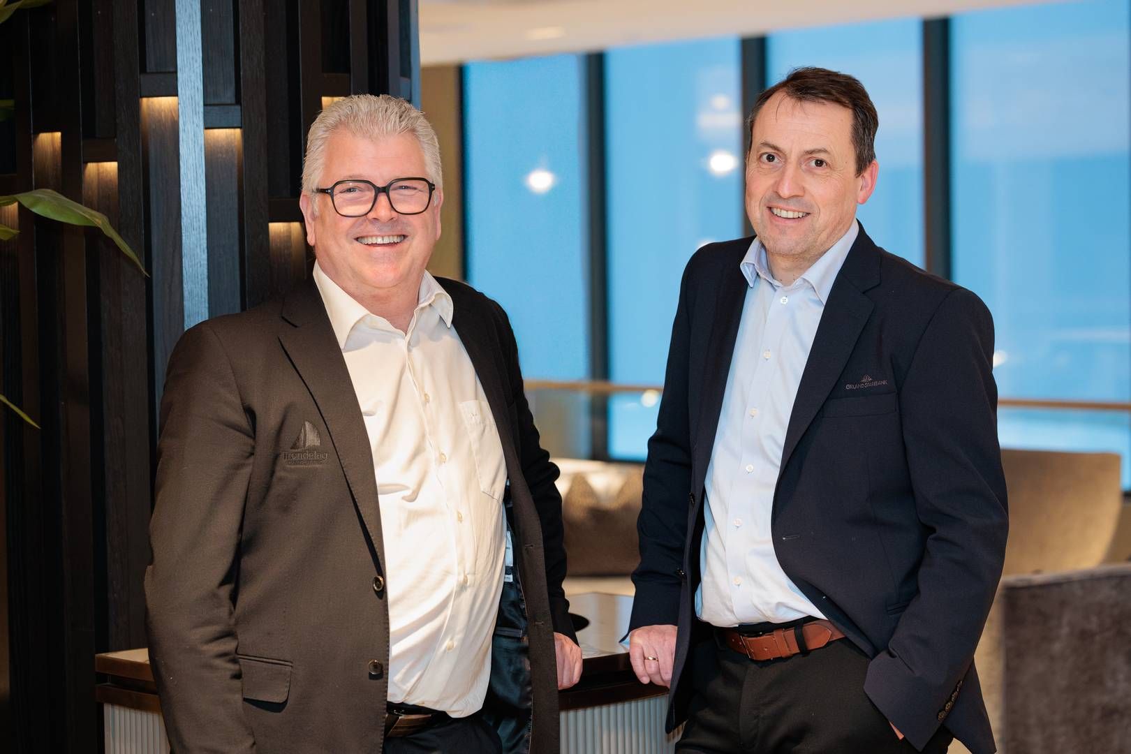 Tor Espnes (t.v.) er adm. banksjef i Trøndelag Sparebank, og fortsetter i stillingen i den sammenslåtte banken. Joar Dyrendahl, banksjef i Ørland Sparebank, blir viseadministrerende banksjef. | Foto: Trøndelag Sparebank