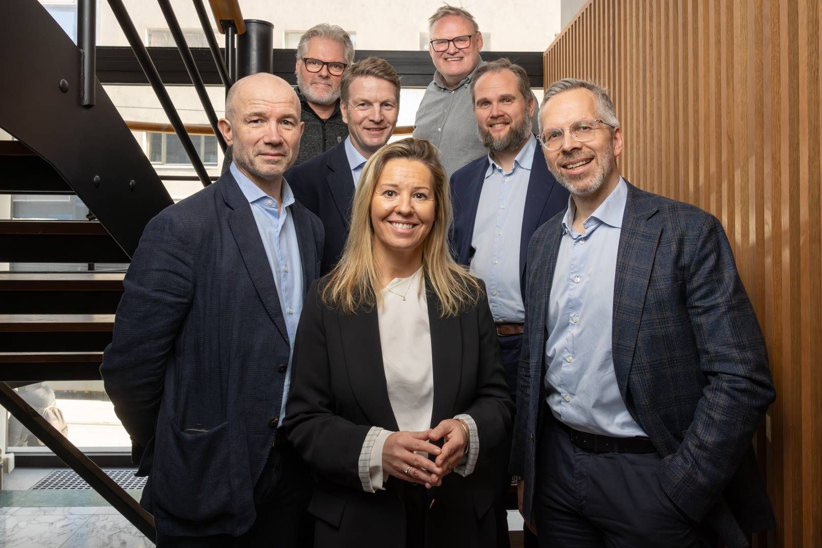 Hele styret i Norsk Fjernvarme og Overskuddsenergi sier de stiller seg bak Frps forslag. Foran er selskapets sjef Oda Therese Gipling, mens styreleder John Vincent Haugen står nederst til høyre. | Foto: Hans Kristian Thorbjørnsen