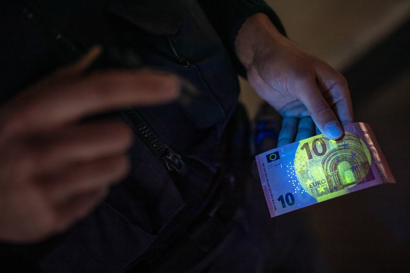 UV-Lampe im Einsatz. | Foto: picture alliance/dpa | Christoph Schmidt