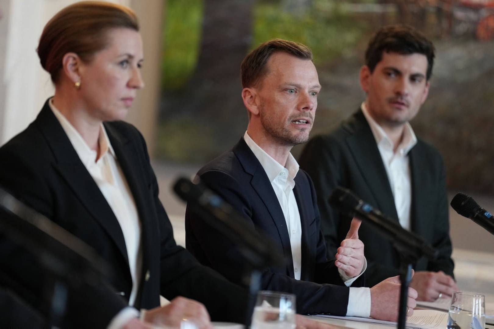 Statsminister Mette Frederiksen, justitsminister Peter Hummelgaard, udlændinge– og integrationsminister Rasmus Stoklund, politisk ordfører Christian Rabjerg Madsen og udlændinge– og integrationsordfører Frederik Vad præsenterede Socialdemokratiets udlændingeudspil tirsdag. | Foto: Liselotte Sabroe/Ritzau Scanpix