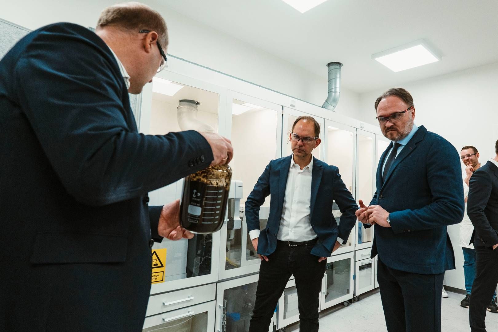 Dan Jørgensen and his fellow Danish Social Democrat, Jeppe Bruus, visited Shell Biogas’s laboratory in Odense last Friday. | Foto: Shell Biogas
