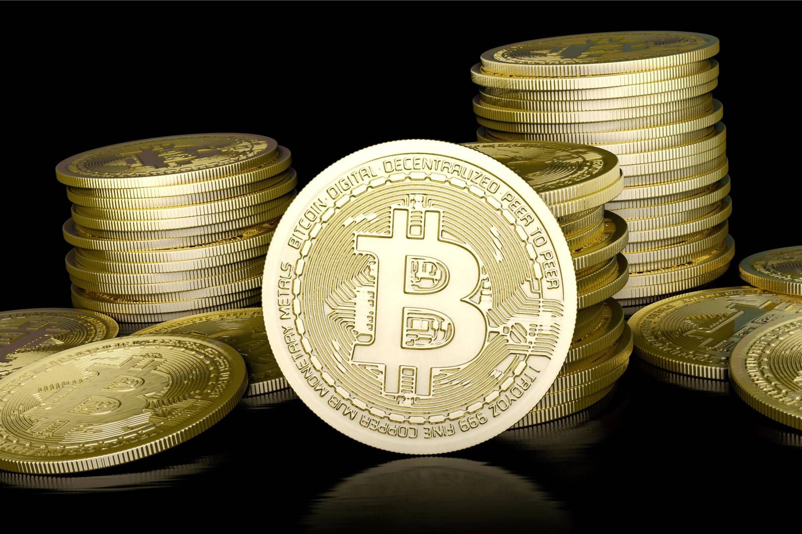 Kryptoaktier står til smæk efter bitcoins dyk på mere end 12 pct.